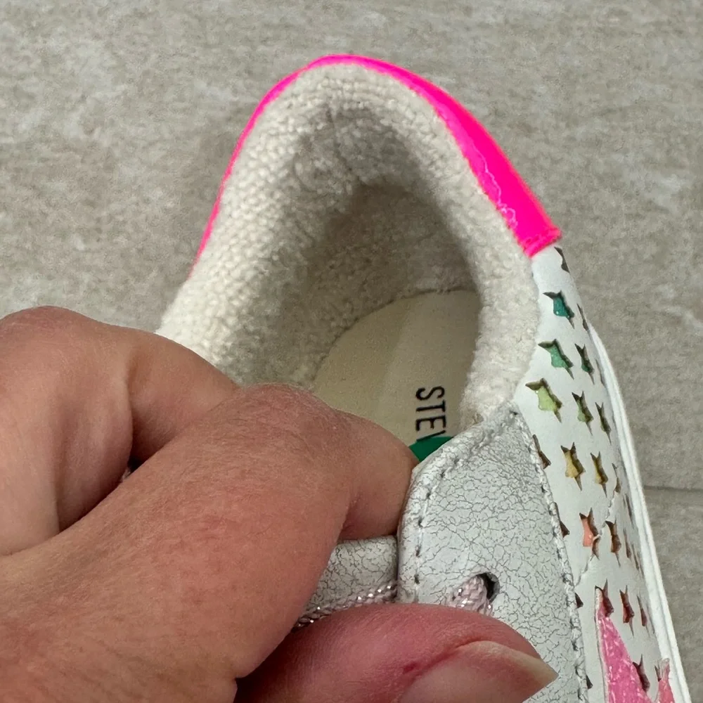 ⭐️🆕Steve Madden Girls Colorful and Fun Rezume Sneakers, 4⭐️